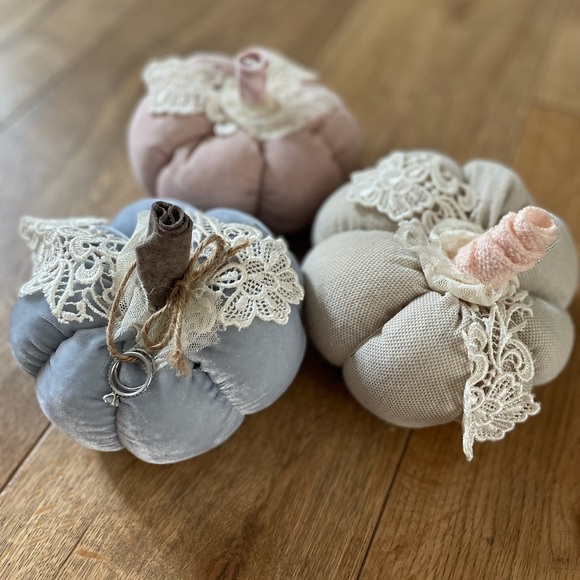 One Victorian handmade pumpkin embroidered lace. Ring bearer pillow. Fall - Picture 4 of 5